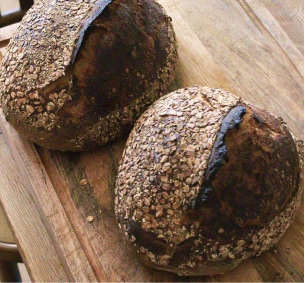 Oat-crusted artisan bread